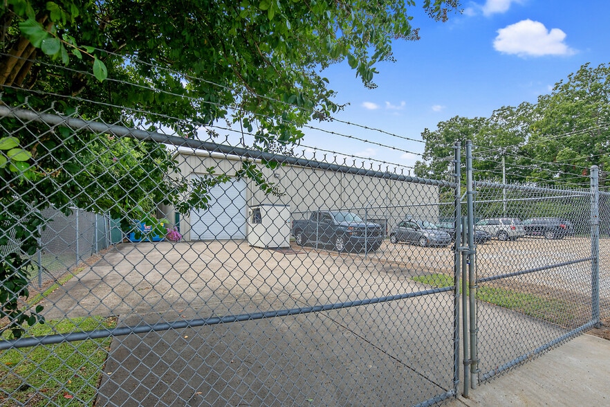 More Photos Of 335-337 McMillan St, Fayetteville Warehouse For Sale