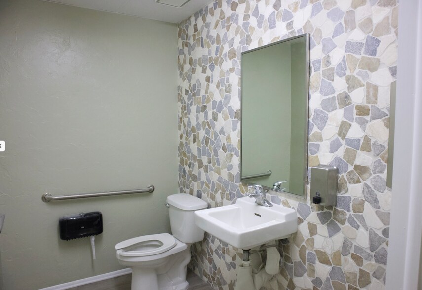 More Photos Of 7010 15th St E, Sarasota Unknown For Lease