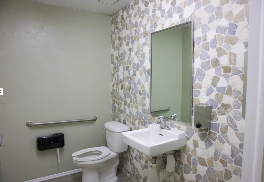 More Photos Of 7010 15th St E, Sarasota Unknown For Lease