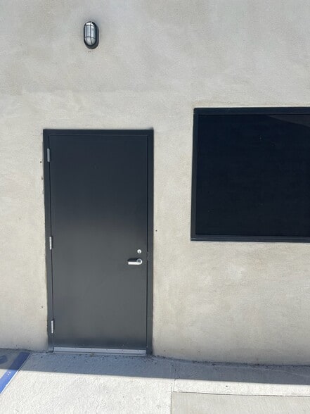 More Photos Of 917 W Compton Blvd, Compton Storefront Retail Office For Lease