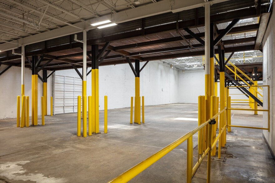 More Photos Of 4919 Woodall St, Dallas Warehouse For Sale