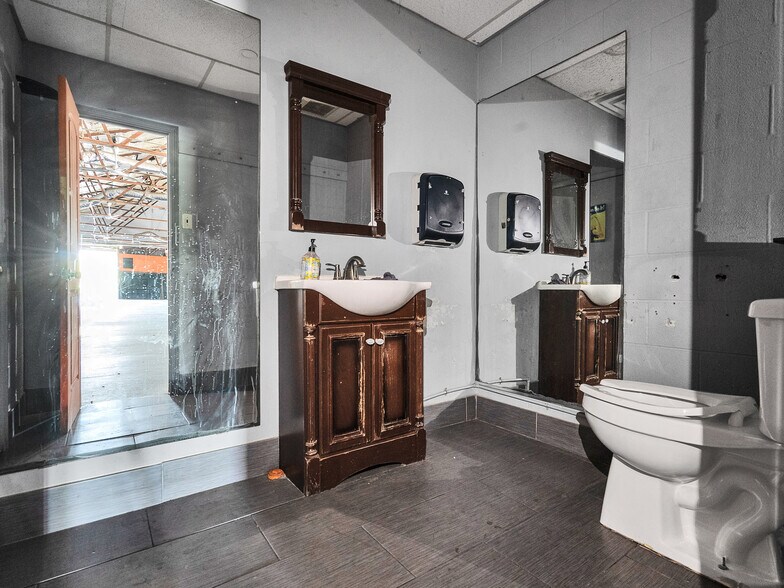 More Photos Of 815 Emancipation Ave, Houston Industrial For Sale