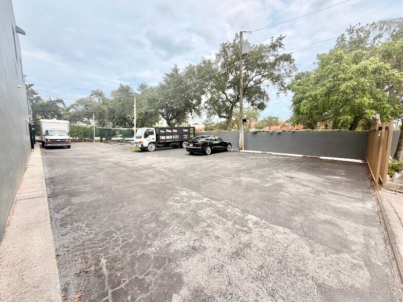More Photos Of 3090 SW 8th St, Miami Freestanding For Lease