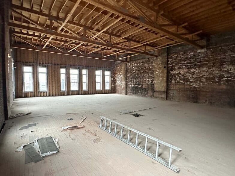 More Photos Of 3093-3095 W 25th St, Cleveland Storefront Retail Office For Lease