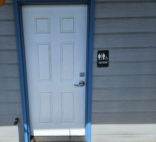 More Photos Of 1060 Dillon Way, Central Point Self Storage For Sale