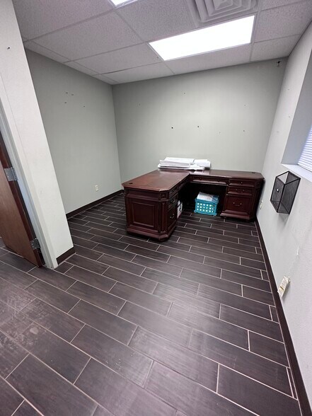 More Photos Of 1119 Fresno St, San Antonio Light Manufacturing For Sale