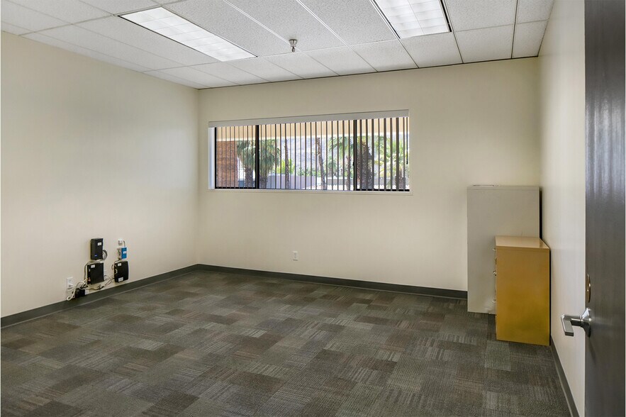 More Photos Of 44100 Monterey Ave, Palm Desert Office For Sale