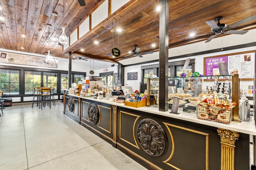 More Photos Of 8026 E Main St, Ridgeland General Retail For Sale