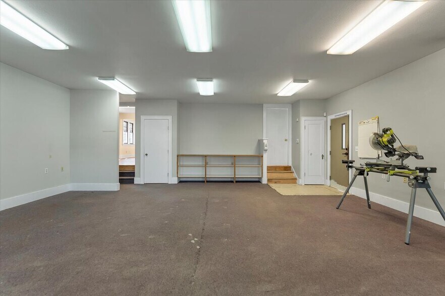 More Photos Of 1607 State St, Salem Office For Sale