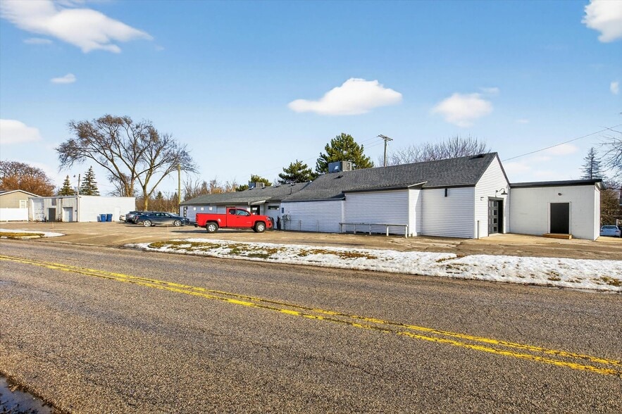 More Photos Of 102 Ausable State Rd, Bay City Freestanding For Sale