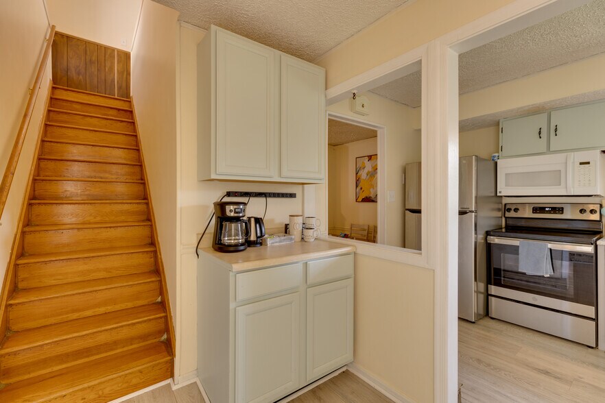 More Photos Of 1053 Washington St, Harpers Ferry Hospitality For Sale