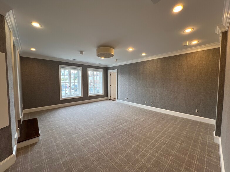 More Photos Of 21 South Ave, New Canaan Storefront Retail Office For Lease