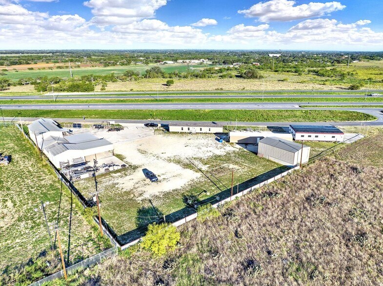 More Photos Of 389 Interstate 35 S, Devine Unknown For Lease