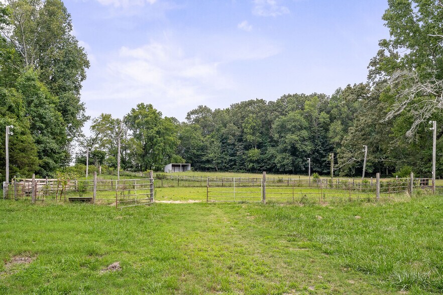 More Photos Of 1499 W Whitehall Rd, Cookeville Light Distribution For Sale