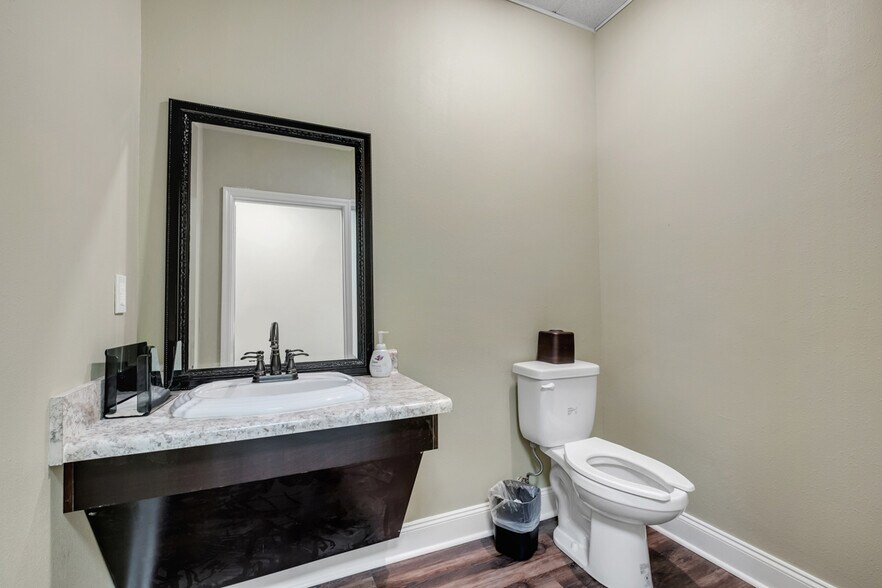 More Photos Of 3227-3229 Capital Medical Blvd, Tallahassee Office For Sale