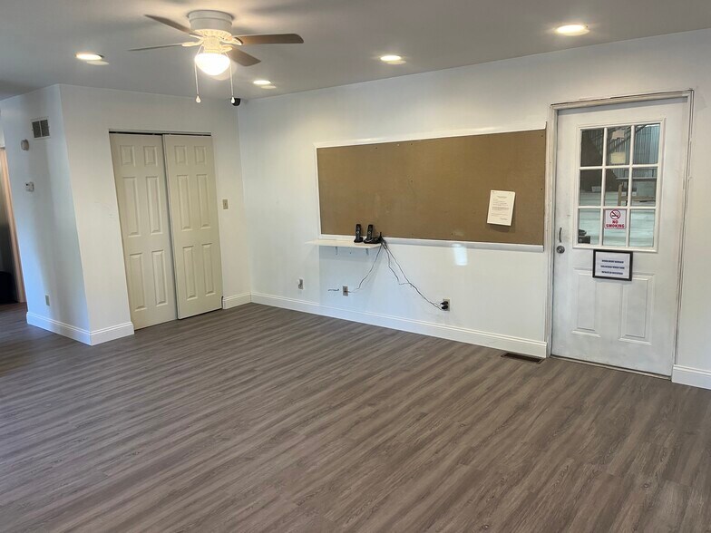 More Photos Of 846 State Highway AT, Villa Ridge Warehouse For Lease