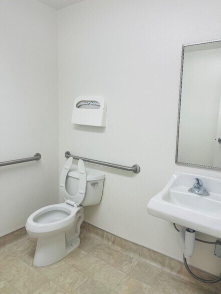 More Photos Of 321 San Felipe Rd, Hollister Medical For Lease