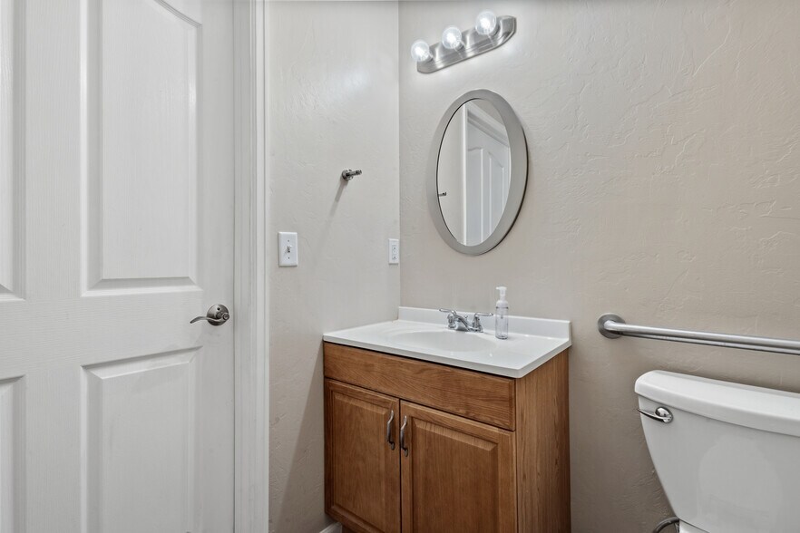 More Photos Of 320 Denny Ct, Montrose Self Storage For Sale