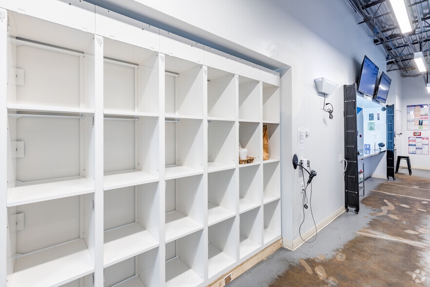 More Photos Of 18 N Dollins Ave, Orlando Warehouse For Lease