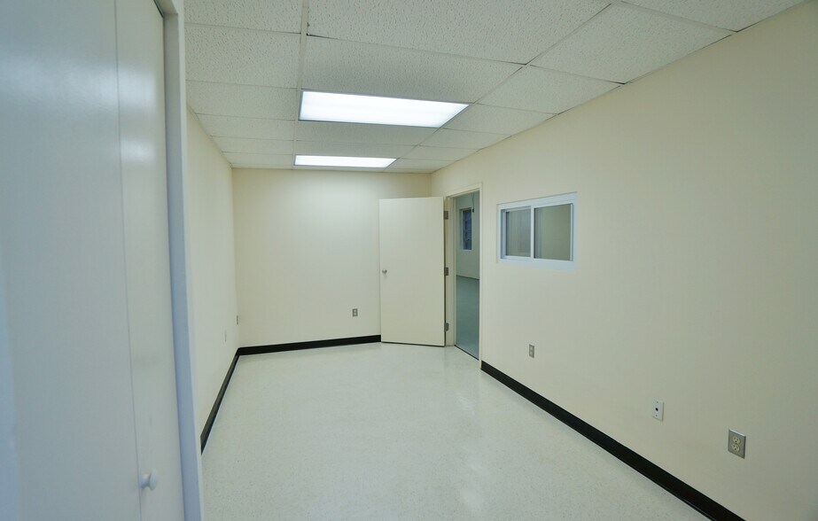 More Photos Of 601-615 Lofstrand Ln, Rockville Warehouse For Lease