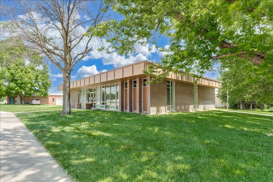 Primary Photo Of 116 S Lincoln St, Arlington Office For Sale