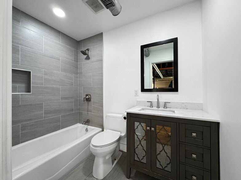 More Photos Of 10830 Navajo Dr, Saint Petersburg Showroom For Sale