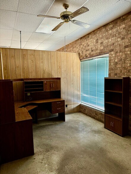More Photos Of 900 Bonham St, Paris Showroom For Lease
