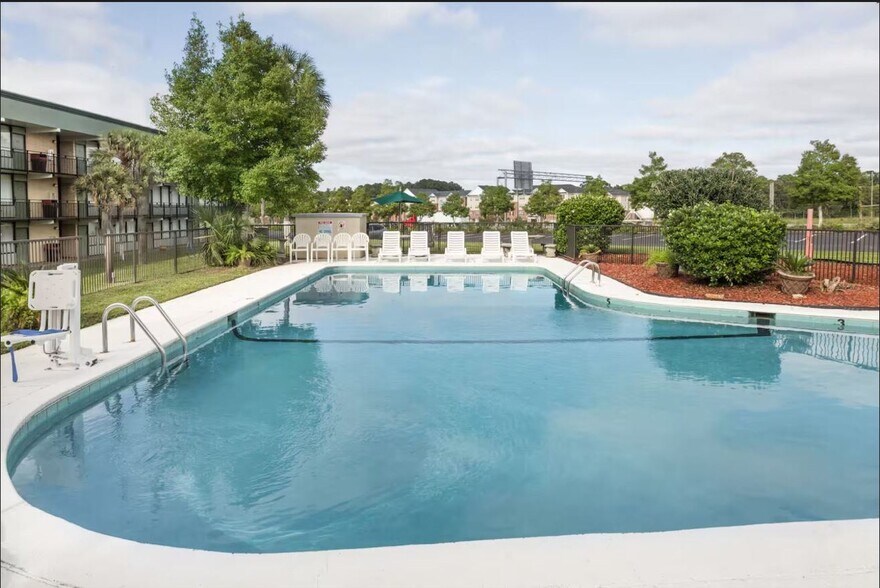 More Photos Of 1389 N Saint Augustine Rd, Valdosta Hotel For Sale