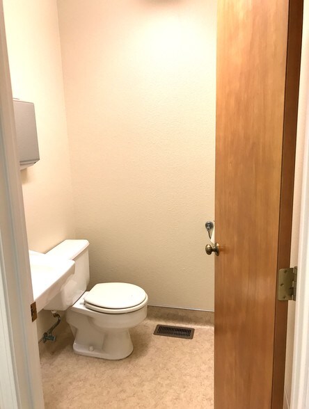 More Photos Of 901 Sunset Dr, Hollister Medical For Lease