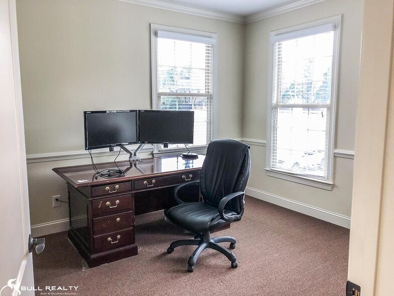 More Photos Of 1905 Woodstock Rd, Roswell Office For Lease