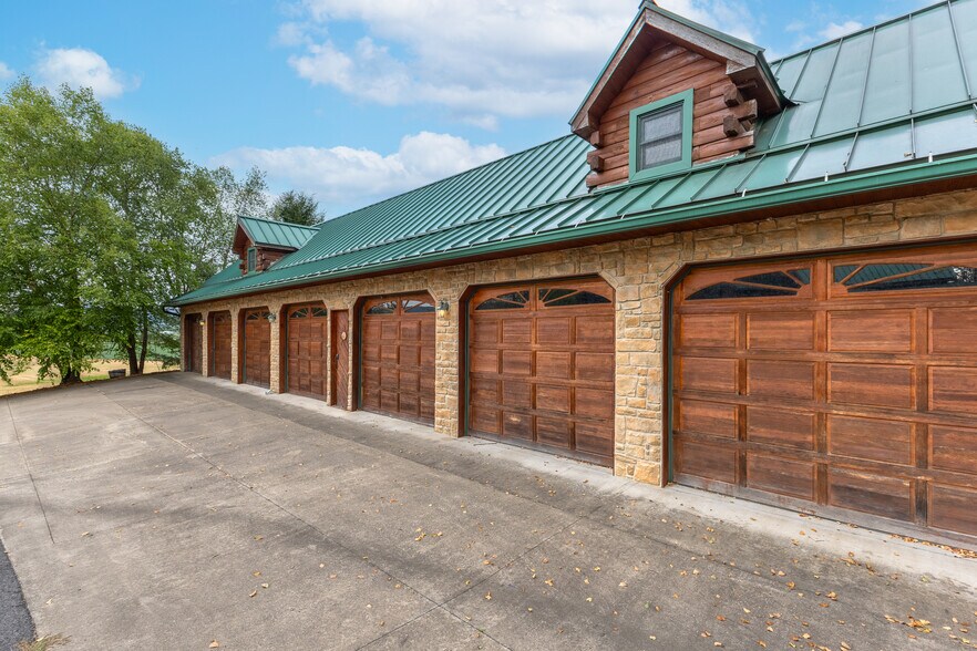 More Photos Of 107 Yearicks Blvd, Centre Hall Auto Dealership For Sale