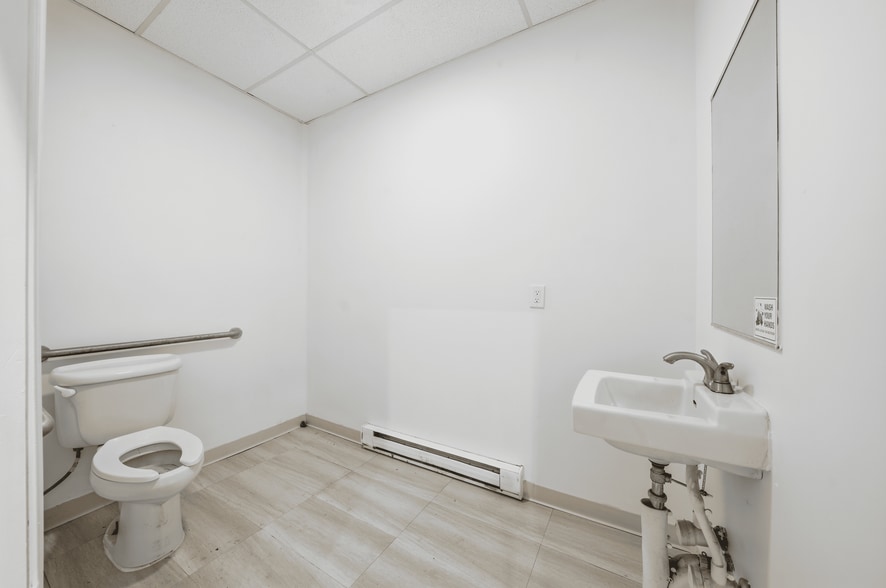 More Photos Of 331 Fairfield Rd, Freehold Service For Lease