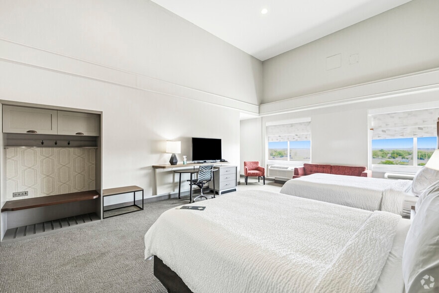 More Photos Of 300 E Central Texas Expy, Killeen Hotel For Sale