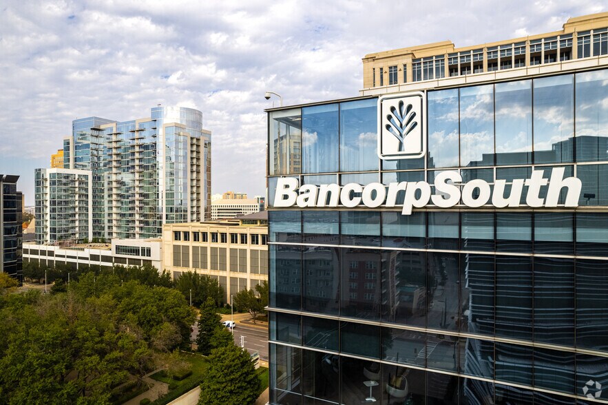 More Photos Of 2651 N Harwood St, Dallas Office For Lease