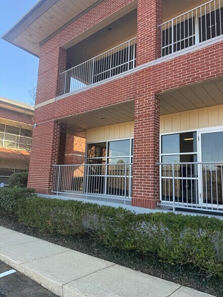 More Photos Of 591 Northpark Dr, Ridgeland Office For Sale