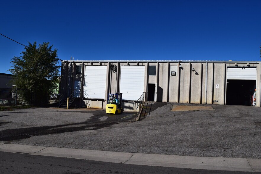 More Photos Of 2985 S Wyandot St, Englewood Warehouse For Lease
