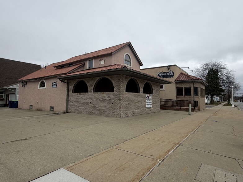 More Photos Of 1705 Columbus Ave, Bay City Restaurant For Sale