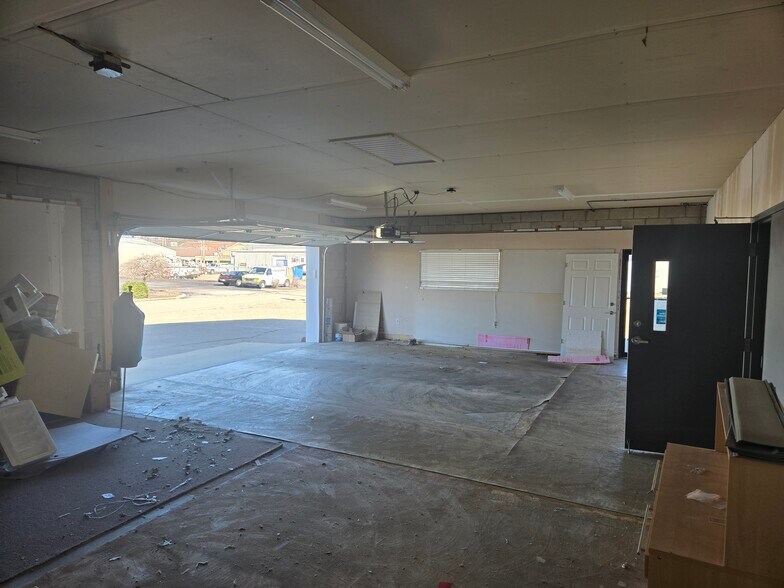 More Photos Of 4631-4671 Bayard Park Dr, Evansville Storefront Retail Office For Lease