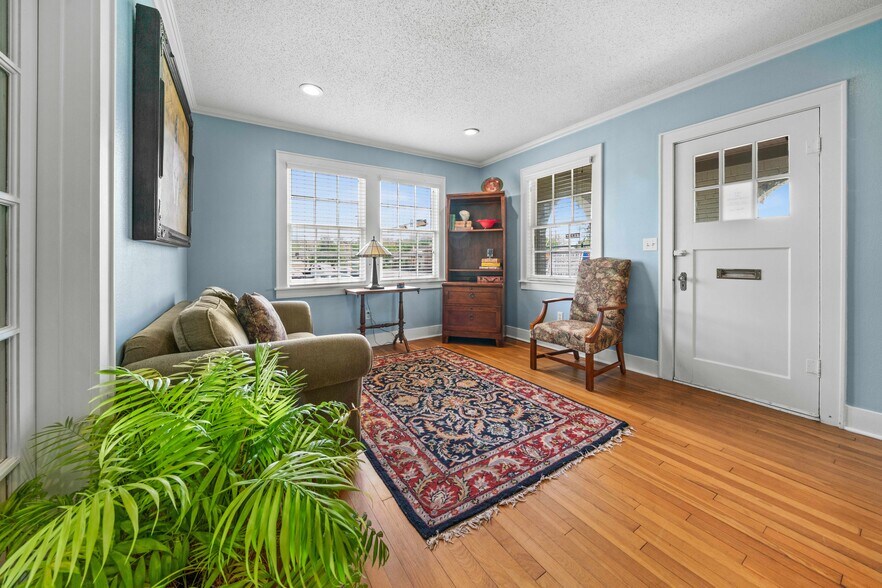 More Photos Of 209 S Main St, Lindale Loft Creative Space For Sale