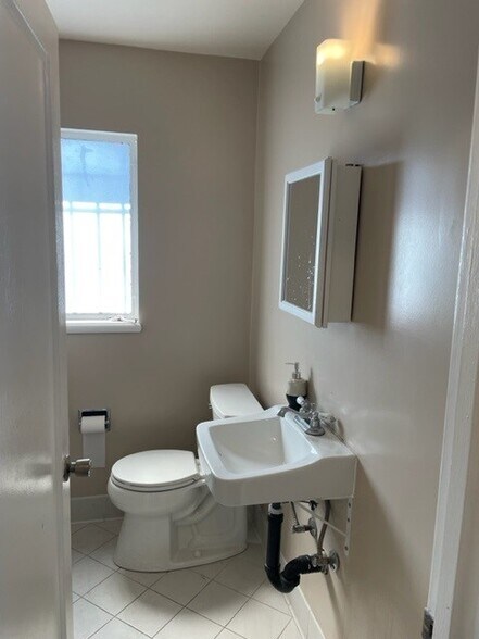 More Photos Of 966 W Winton Ave, Hayward Storefront Retail Residential For Sale