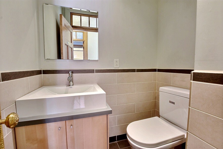 More Photos Of 510-512 Décarie Boul, Saint-Laurent Loft Creative Space For Sale
