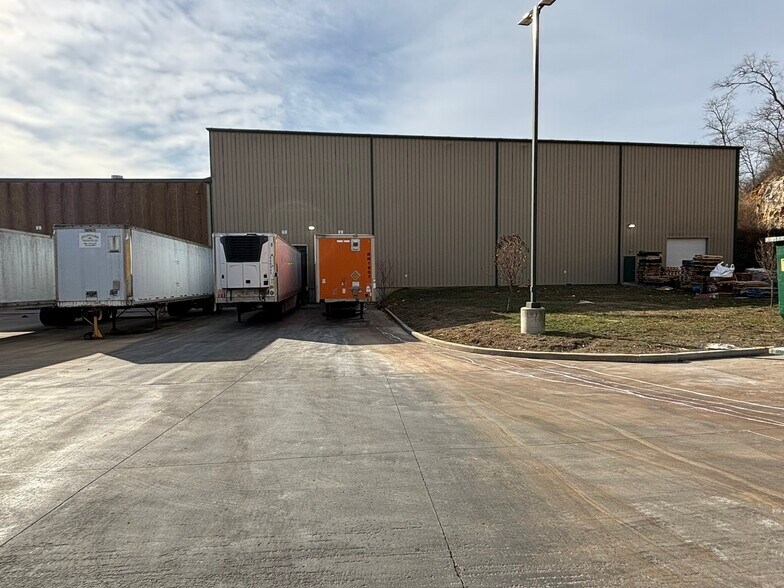 More Photos Of 12927 Gravois Rd, Sunset Hills Warehouse For Sale