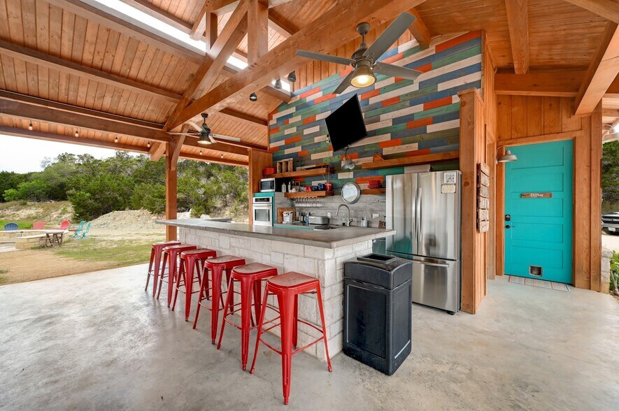 More Photos Of 7400 McGregor Ln, Dripping Springs Hotel For Sale