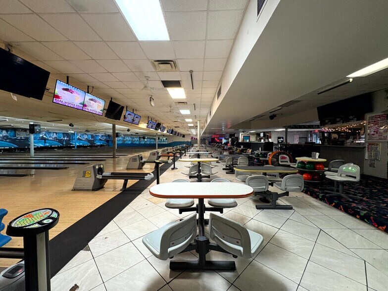 More Photos Of 4180 Pinkston St, Beaumont Bowling Alley For Sale