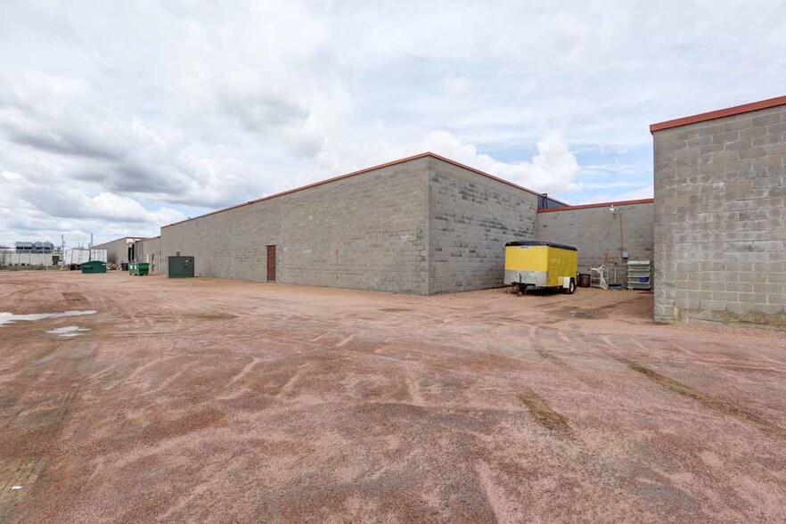 More Photos Of 1011-1013 E Spruce St, Abbotsford Storefront Retail Office For Lease