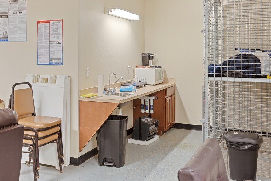 More Photos Of 2066 125th Ave, Watford City Showroom For Sale