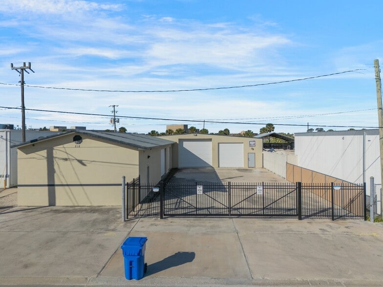 Primary Photo Of 218 Seaboard Ave, Venice Service For Sale