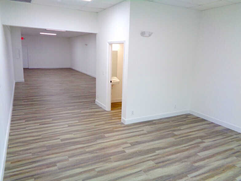 More Photos Of 11300-11354 Wiles Rd, Coral Springs General Retail For Lease