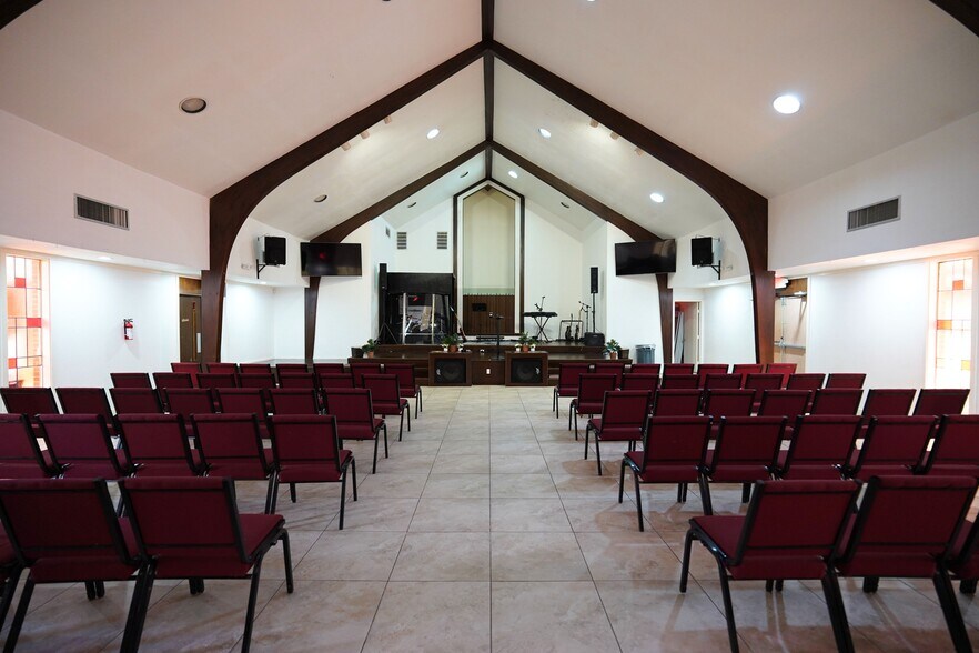 More Photos Of 6730 W Tidwell Rd, Houston Religious Facility For Lease