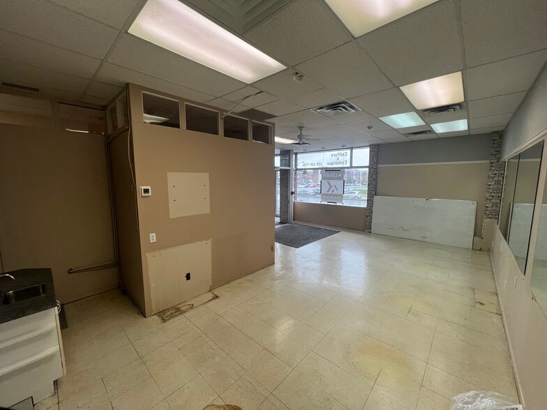 More Photos Of 548 Boul Laval, Laval General Retail For Lease